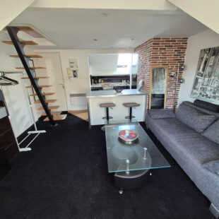 Studio meublé + chambre en mezzanine , vue latérale mer , 80M de la plage !!