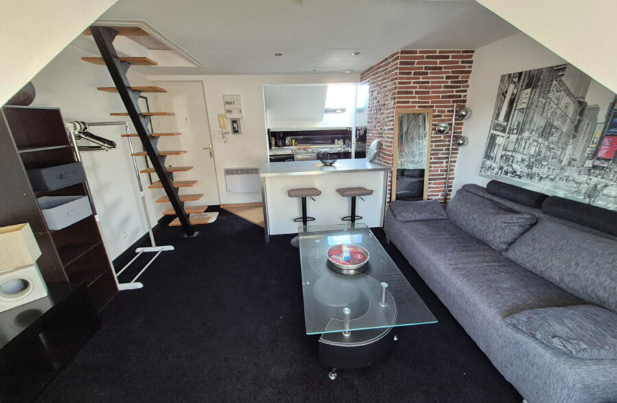 Studio meublé + chambre en mezzanine , vue latérale mer , 80M de la plage !!