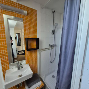 Studio meublé + chambre en mezzanine , vue latérale mer , 80M de la plage !!