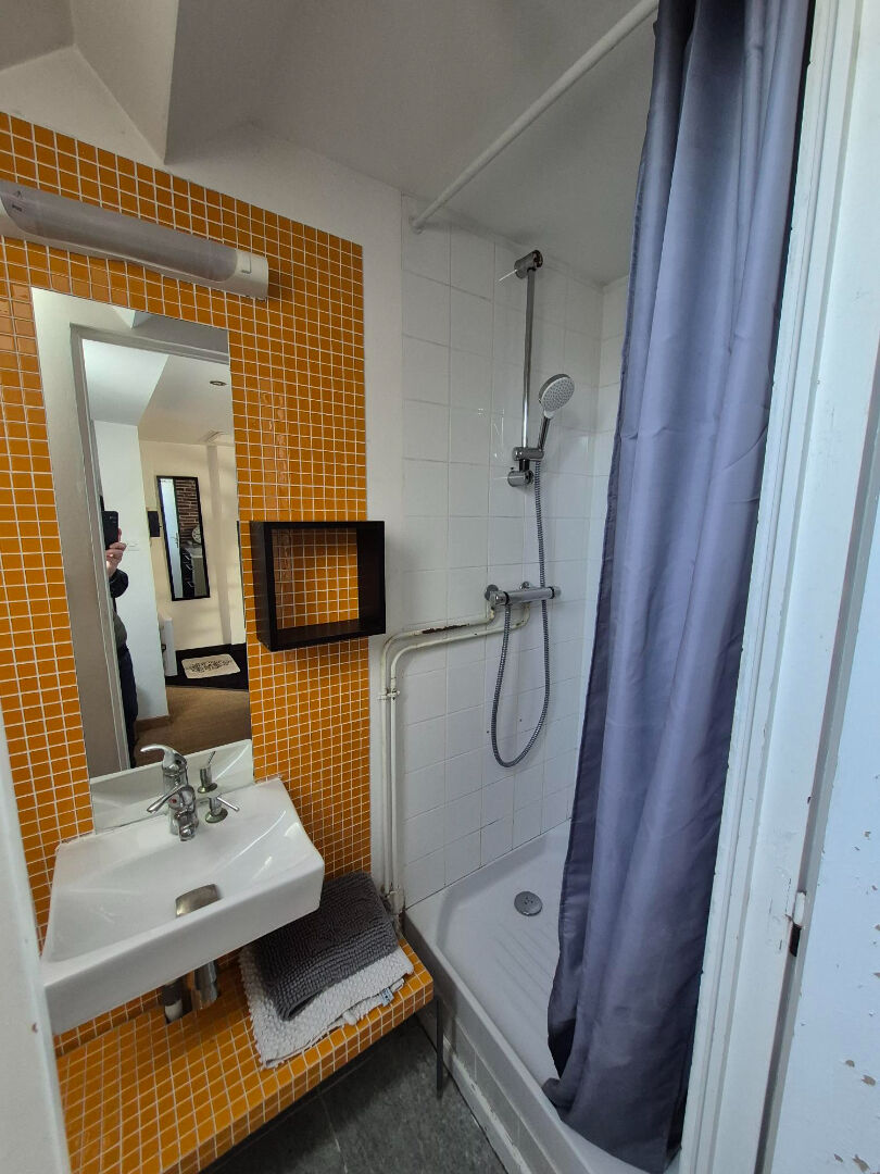 Studio meublé + chambre en mezzanine , vue latérale mer , 80M de la plage !!