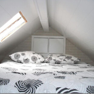 Studio meublé + chambre en mezzanine , vue latérale mer , 80M de la plage !!