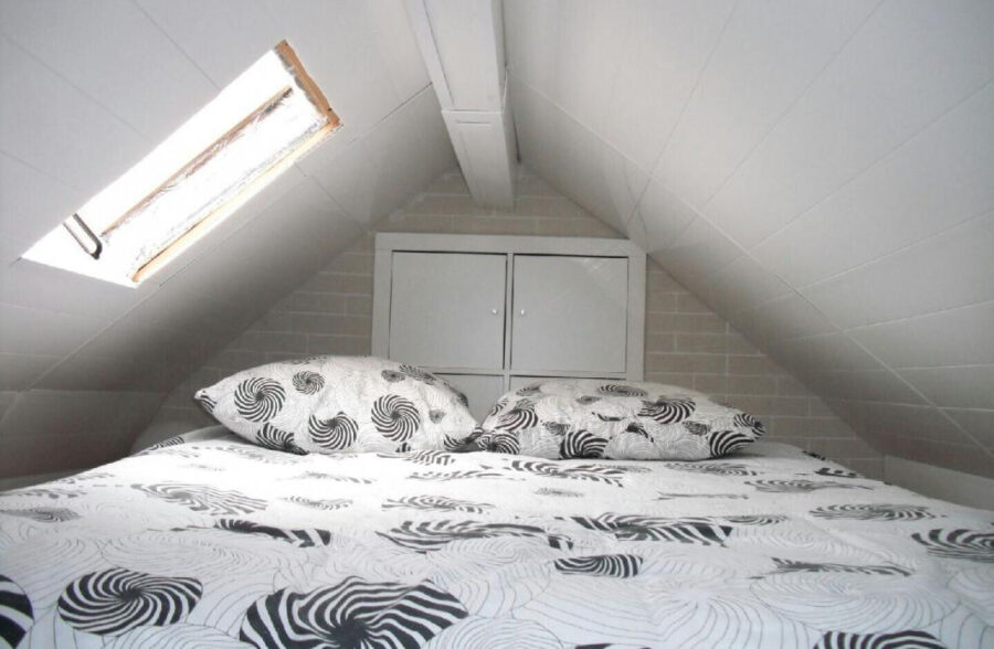 Studio meublé + chambre en mezzanine , vue latérale mer , 80M de la plage !!