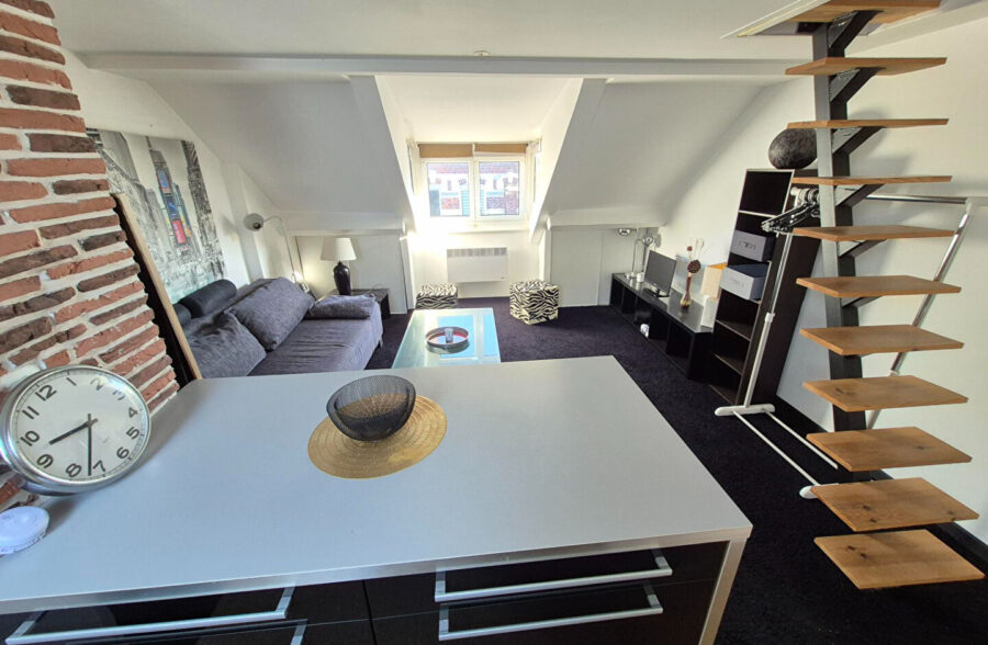 Studio meublé + chambre en mezzanine , vue latérale mer , 80M de la plage !!