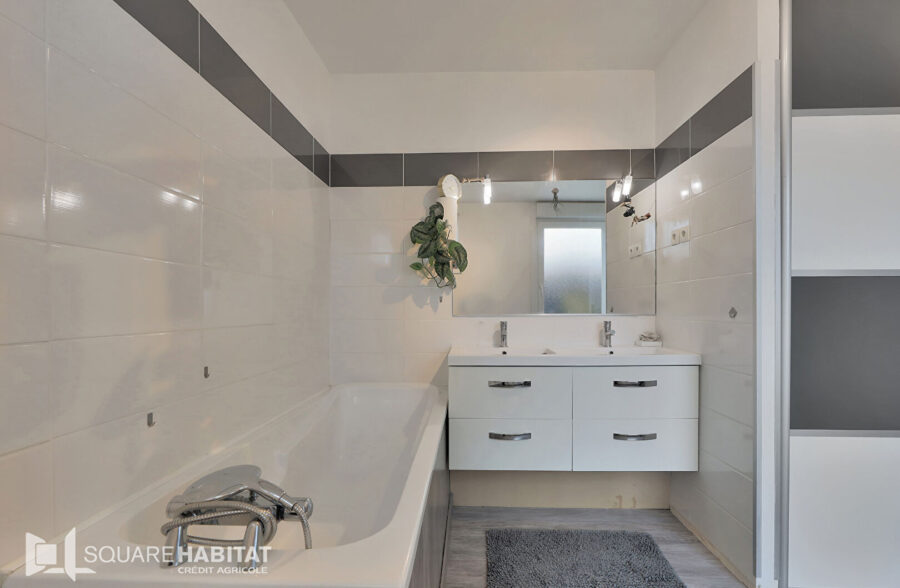 Charmante maison rénovée à Steenbecque – 4 chambres, 1 bureau, jardin, cave, grenier, dépendance et garage !