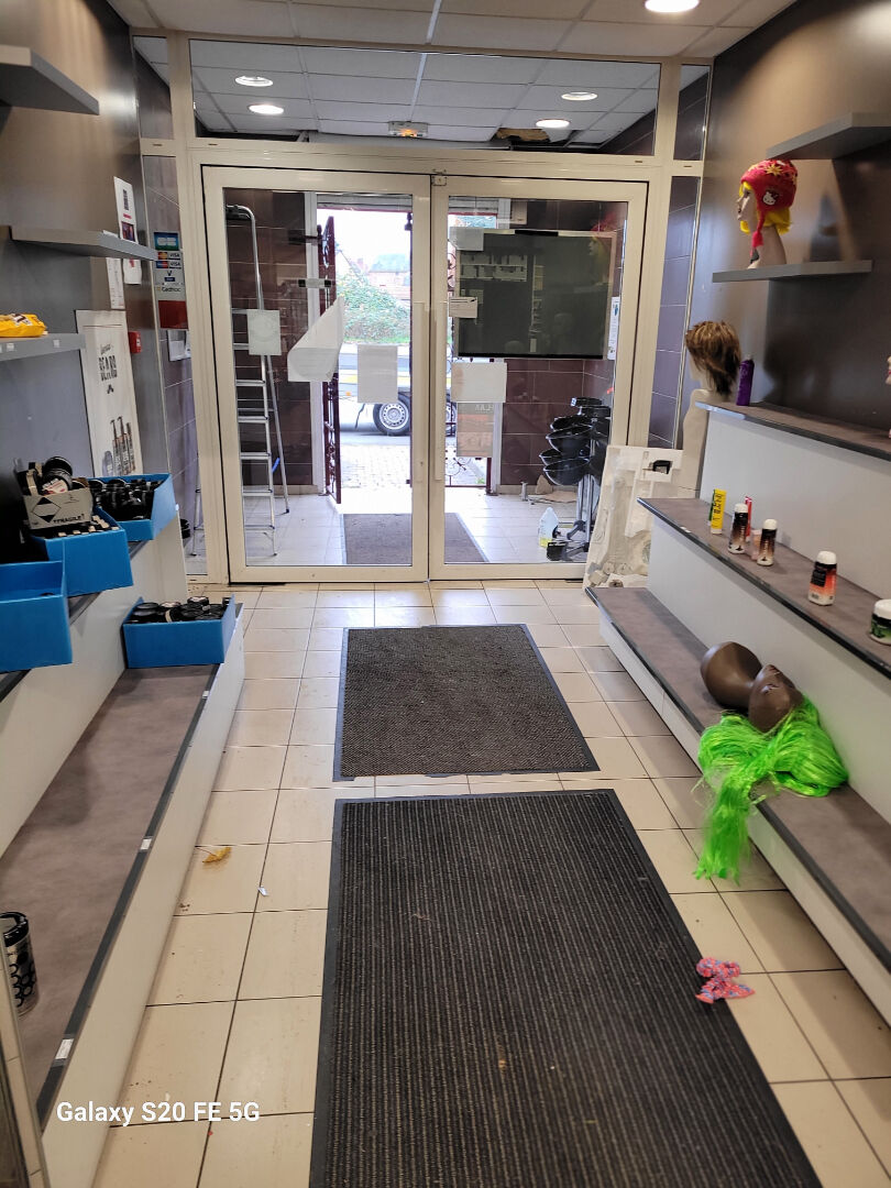 local commercial avec bureaux – hangar et parking