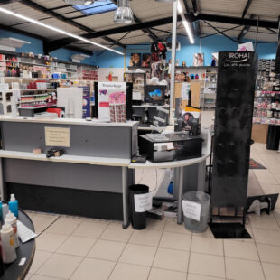 local commercial avec bureaux – hangar et parking