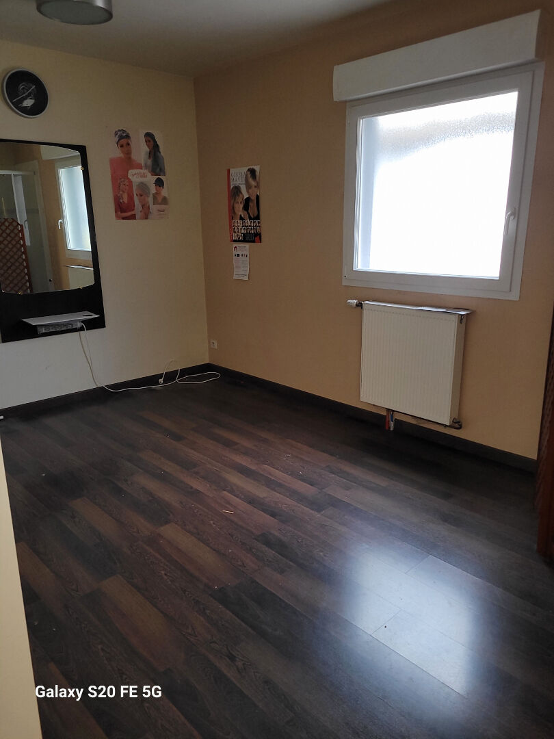 local commercial avec bureaux – hangar et parking