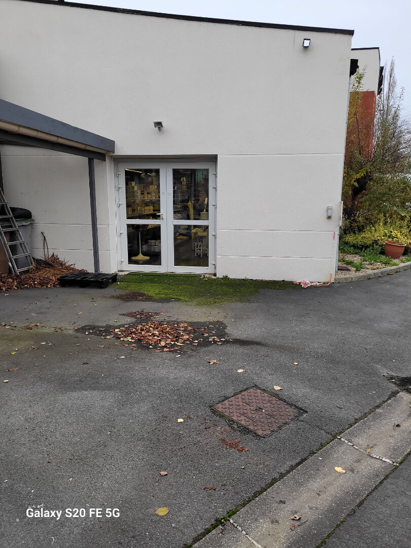 local commercial avec bureaux – hangar et parking