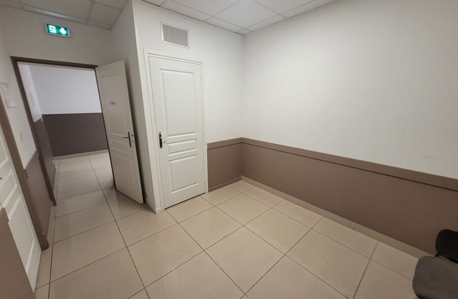 Local professionnel 130 m²