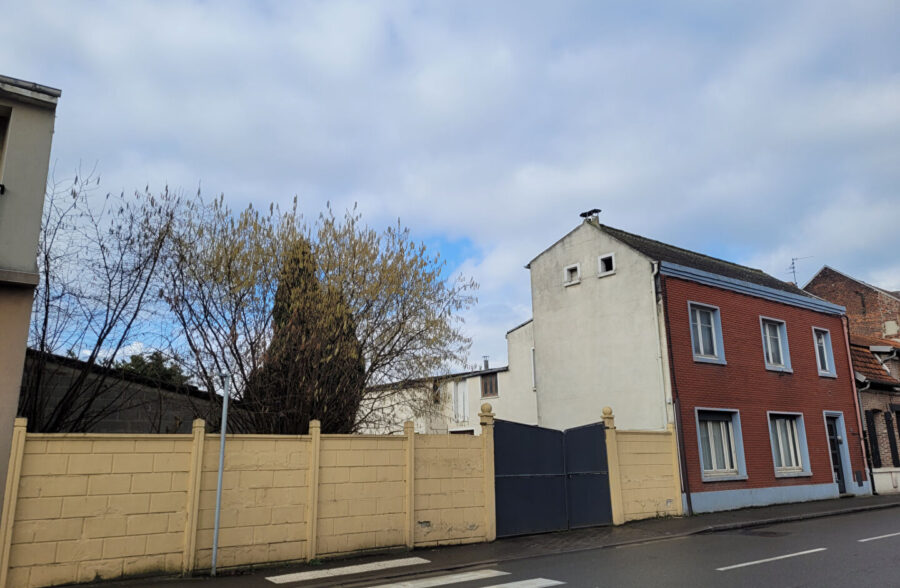 MAISON + HANGAR ET DEPENDANCES