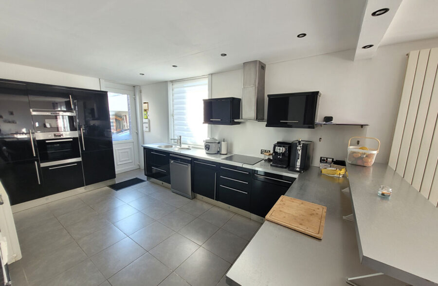 Maison individuelle 135m², 3 chambres, jardin et stationnement privatif