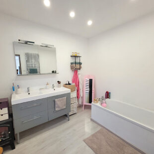 Maison individuelle 135m², 3 chambres, jardin et stationnement privatif