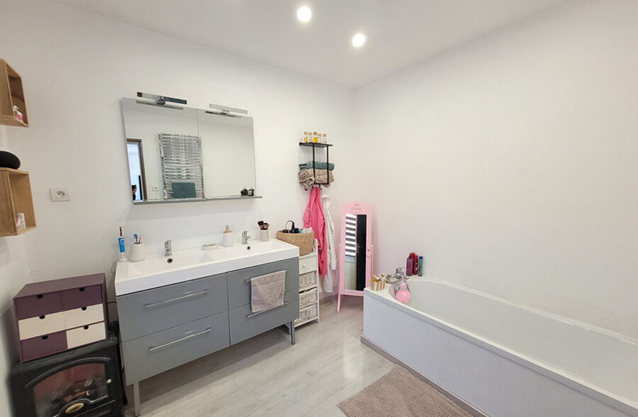 Maison individuelle 135m², 3 chambres, jardin et stationnement privatif