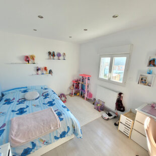 Maison individuelle 135m², 3 chambres, jardin et stationnement privatif