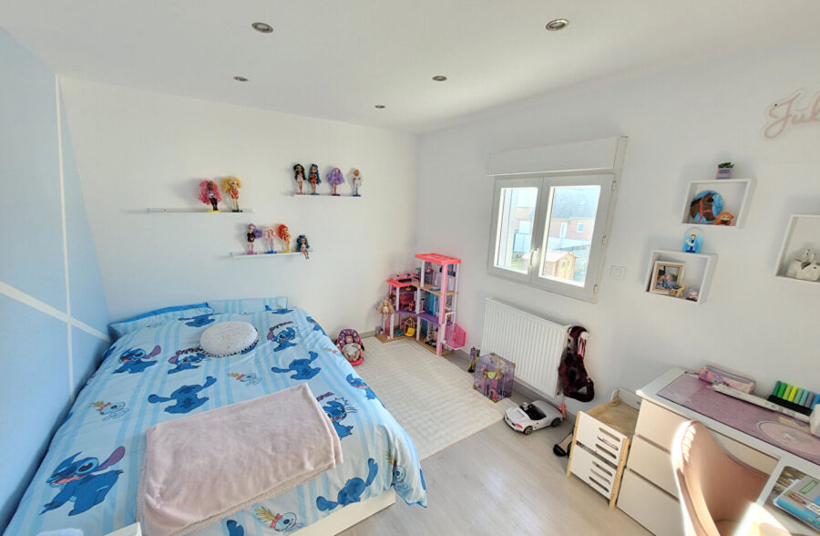 Maison individuelle 135m², 3 chambres, jardin et stationnement privatif