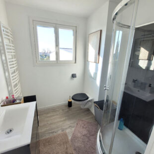 Maison individuelle 135m², 3 chambres, jardin et stationnement privatif