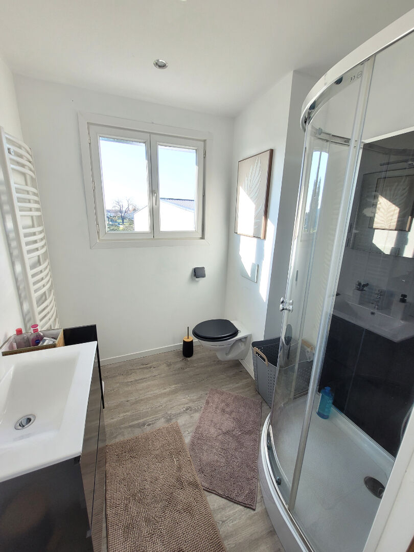 Maison individuelle 135m², 3 chambres, jardin et stationnement privatif