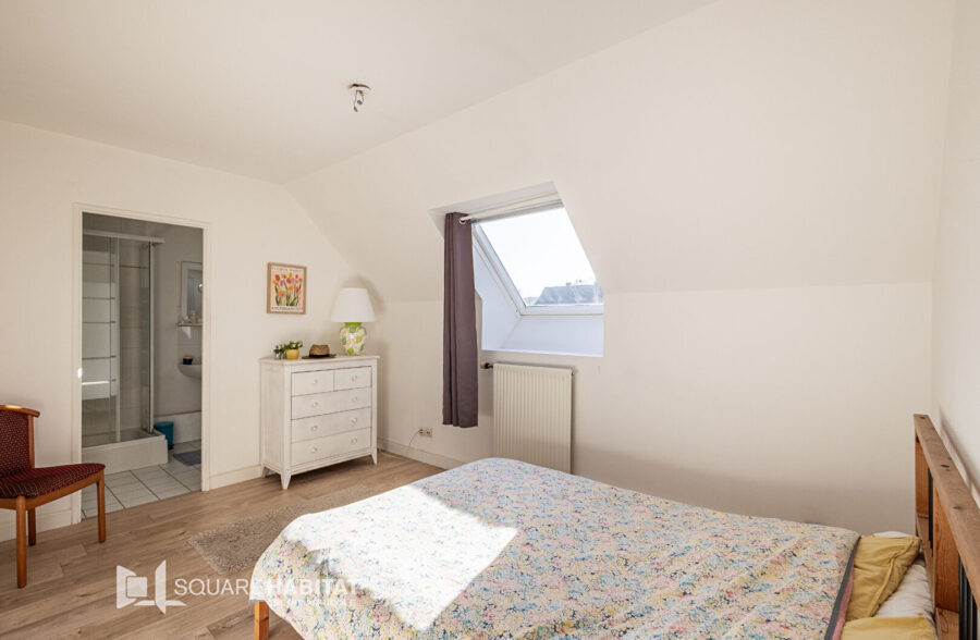 LILLE-LOMME Bourg : Maison individuelle 130m2 sol, 4 chambres, jardin, garage, parking