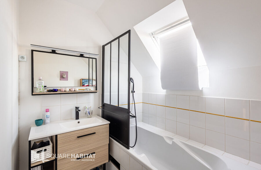 LILLE-LOMME Bourg : Maison individuelle 130m2 sol, 4 chambres, jardin, garage, parking