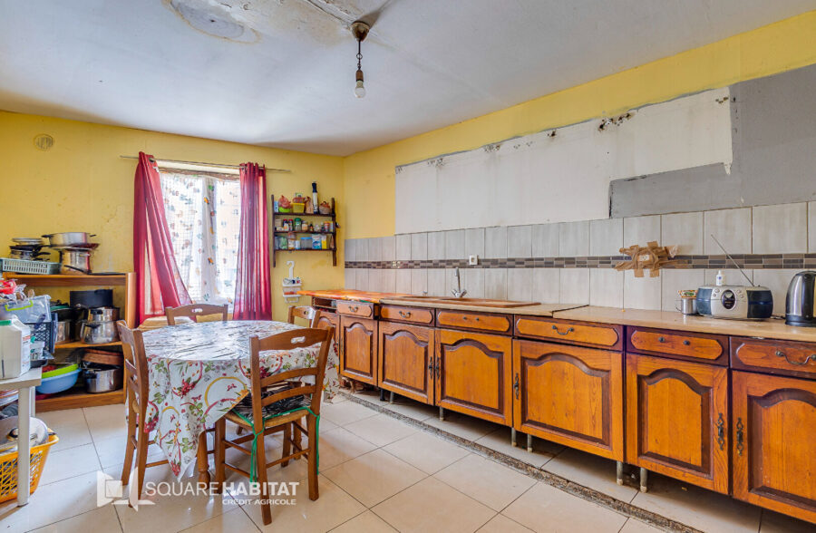 Maison 200m² à travaux avec un grand potentiel + Garage + cours extérieur, 144 000 € FAI !!!!