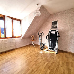 individuelle sur ATTICHES 4 chambres + bureau