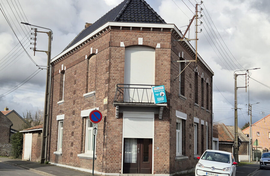 maison individuelle avec local commercial, 3/5 chambres, terrasse et 2 garages sur la commune de Meurchin.