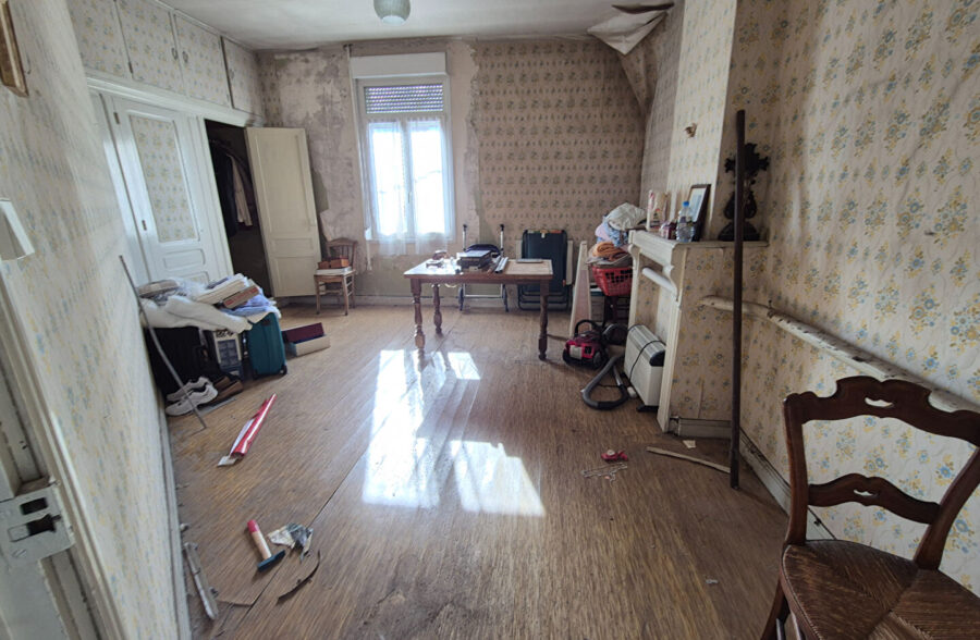 maison individuelle avec local commercial, 3/5 chambres, terrasse et 2 garages sur la commune de Meurchin.