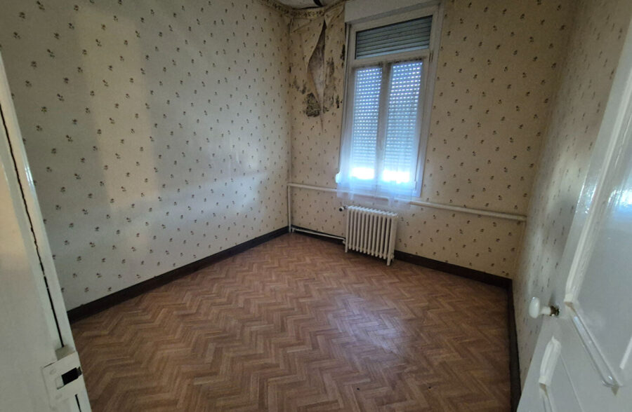 maison individuelle avec local commercial, 3/5 chambres, terrasse et 2 garages sur la commune de Meurchin.