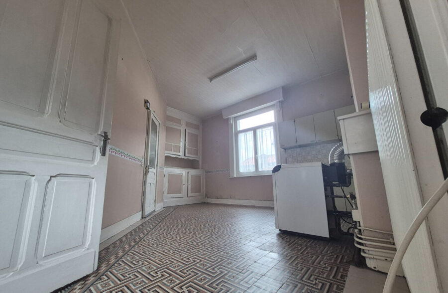 maison individuelle avec local commercial, 3/5 chambres, terrasse et 2 garages sur la commune de Meurchin.