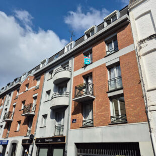 LILLE VAUBAN / CATHO: Type 2 rénové en étage élevé  Sous compromis 