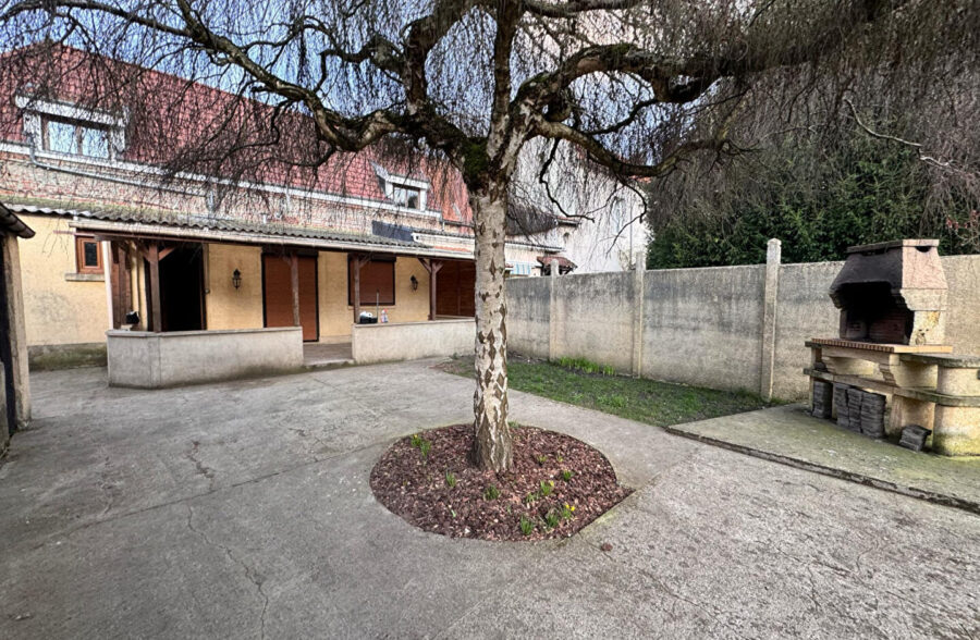 Maison de caractère semi plain pied, jardin , garage