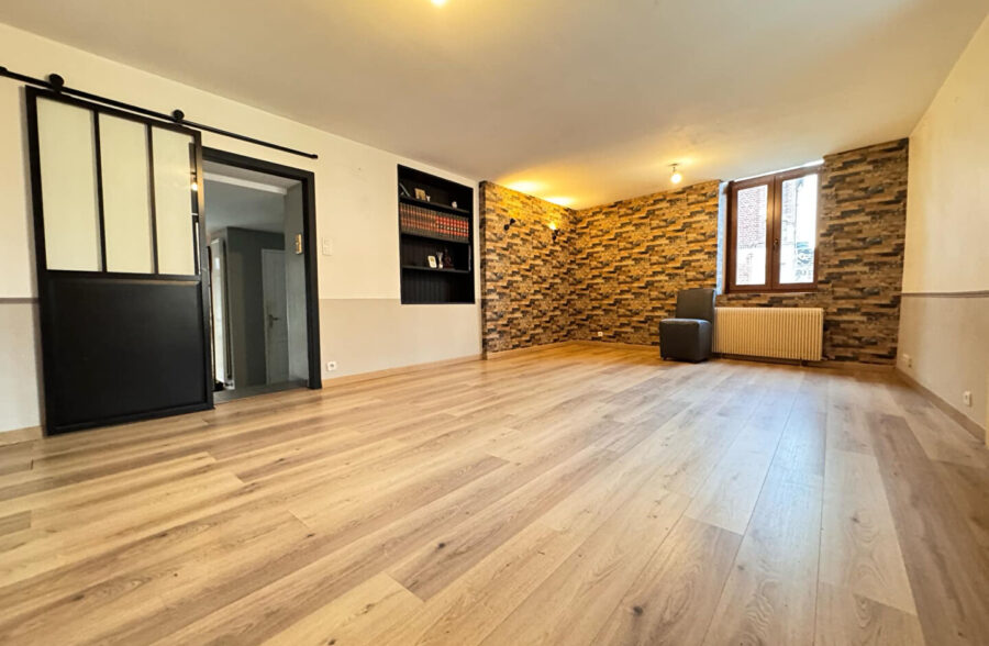 Maison de caractère semi plain pied, jardin , garage