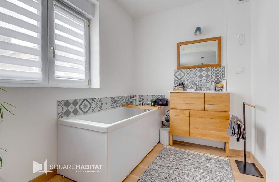 Maison bel étage, quatre chambres, garage, jardin  Sous compromis 
