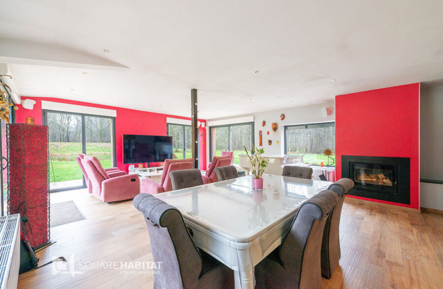 Ensemble immobilier: Habitation, Chambres d’hôtes, Café.  Sous compromis 
