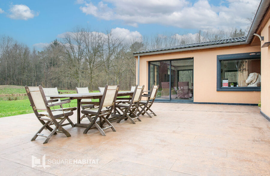 Ensemble immobilier: Habitation, Chambres d’hôtes, Café.  Sous compromis 