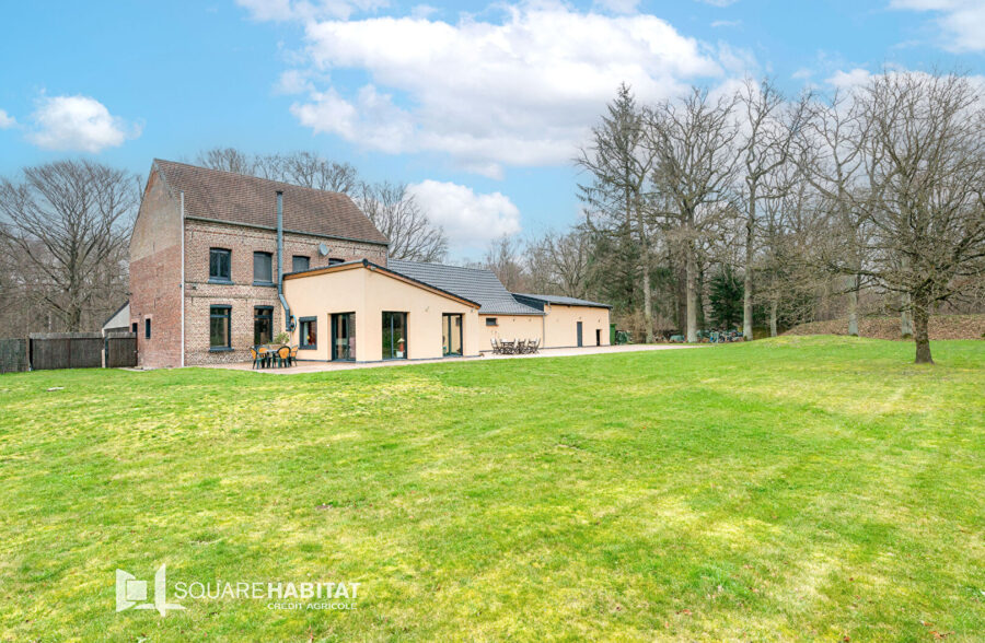 Ensemble immobilier: Habitation, Chambres d’hôtes, Café.  Sous compromis 