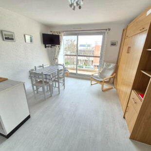 Studio meublé + cabine + balcon + garage , à 300M de la plage !