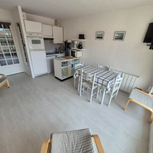 Studio cabine meublé + balcon + garage , à 300M de la plage !