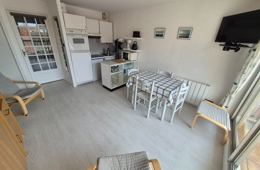 Studio cabine meublé + balcon + garage , à 300M de la plage !