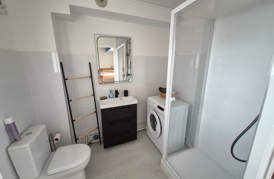Studio cabine meublé + balcon + garage , à 300M de la plage !