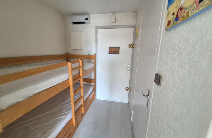 Studio cabine meublé + balcon + garage , à 300M de la plage !