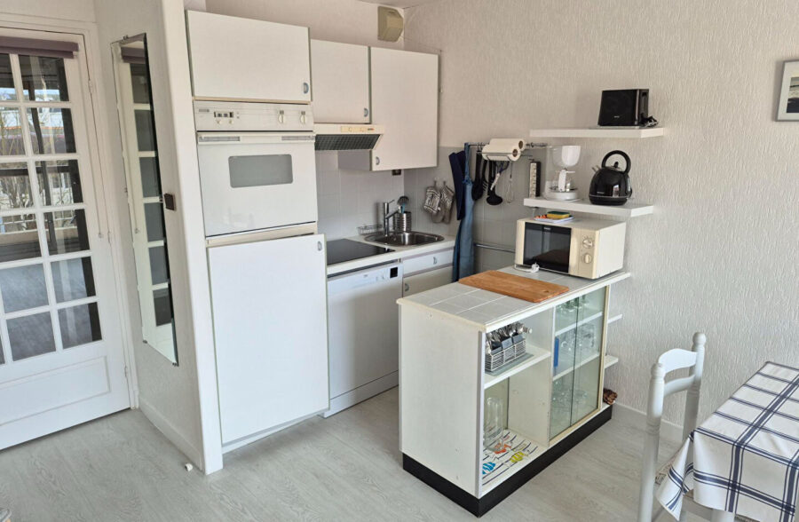 Studio cabine meublé + balcon + garage , à 300M de la plage !