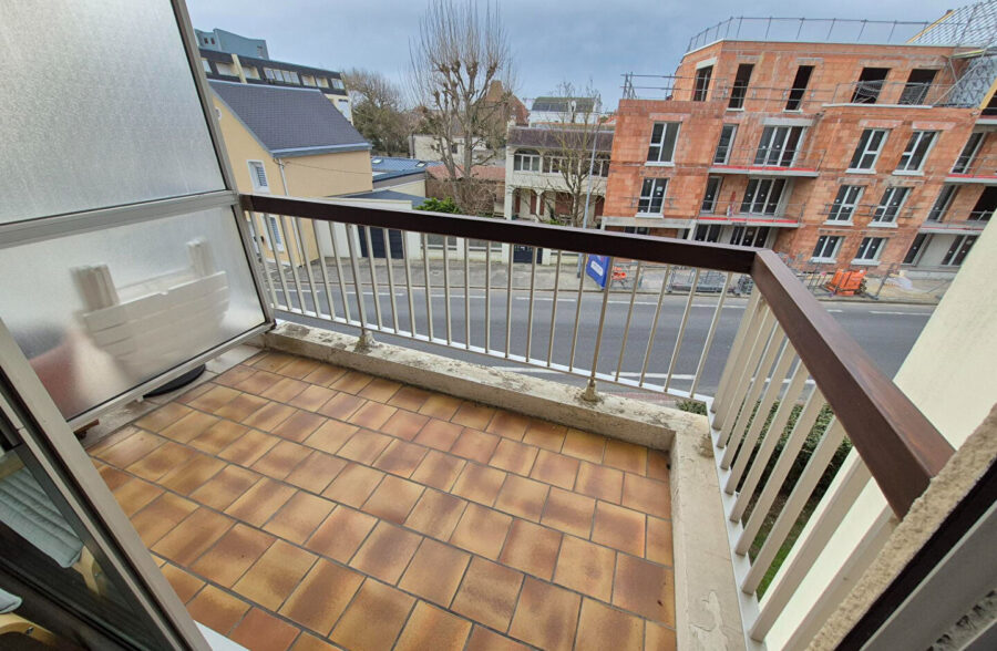 Studio cabine meublé + balcon + garage , à 300M de la plage !