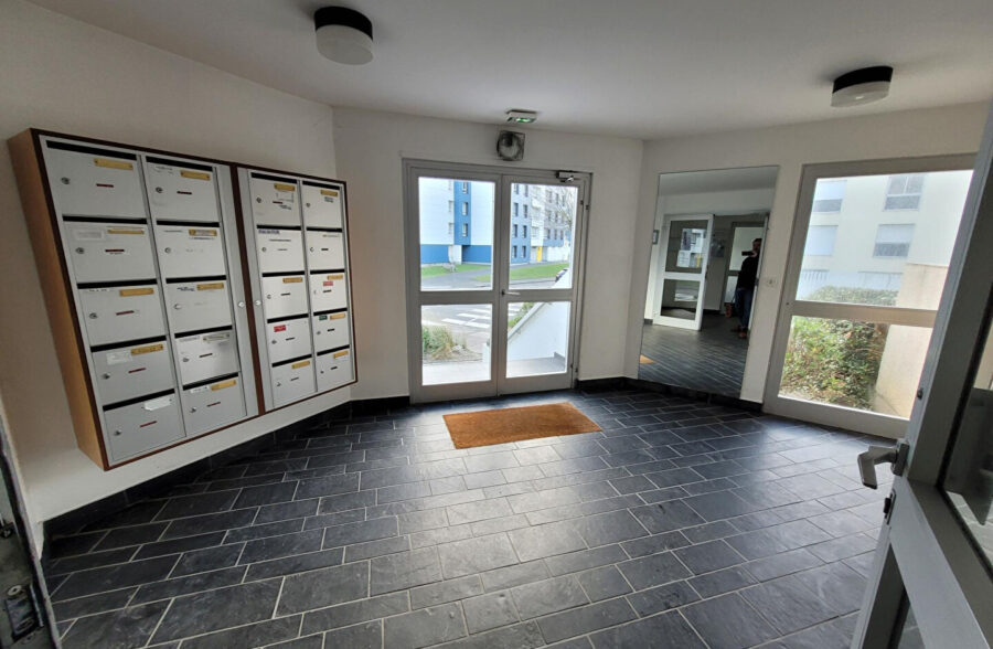 Studio cabine meublé + balcon + garage , à 300M de la plage !