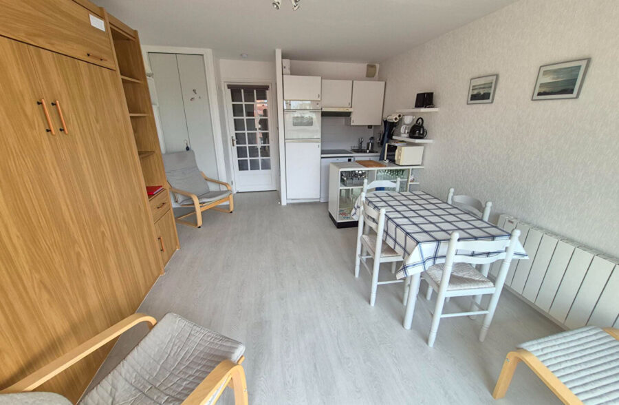 Studio cabine meublé + balcon + garage , à 300M de la plage !