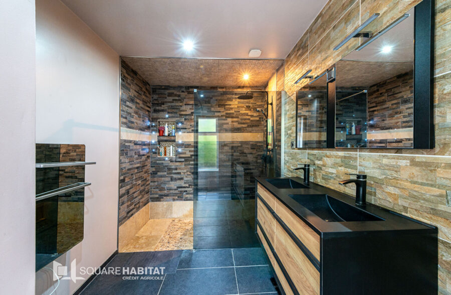 Maison individuelle rénovée comprenant 3 chambres, un jardin et un garage