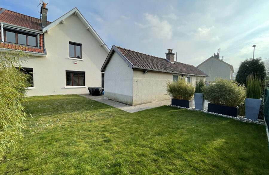 Maison Lille-Lomme Bourg – Maison 85m2 utiles semi-individuelle 2 ch, double garage, 130m2 jardin  Sous compromis 