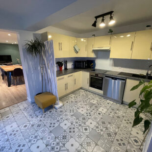 Maison Lille-Lomme Bourg – Maison 85m2 utiles semi-individuelle 2 ch, double garage, 130m2 jardin  Sous compromis 