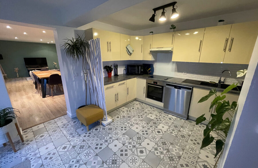 Maison Lille-Lomme Bourg – Maison 85m2 utiles semi-individuelle 2 ch, double garage, 130m2 jardin  Sous compromis 