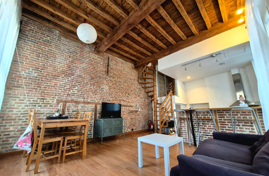 LILLE HYPERCENTRE : SUPERBE T2 LUMINEUX EN DUPLEX AVEC CACHET 40,66M² (47,17M² AU SOL)